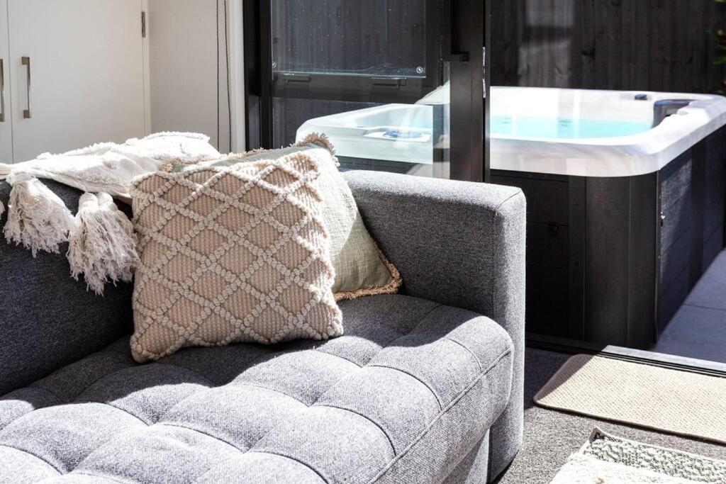 Stylish Townhouse With Hot Tub Lejlighed Christchurch Eksteriør billede